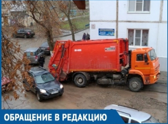 Объезжая засыпанную яму, мусоровоз застрял в сливном лотке во дворе на Строителей