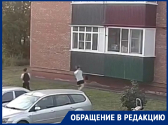 «Огуречный снаряд в 4 утра»: подростки атаковали балконное окно на проспекте Мира