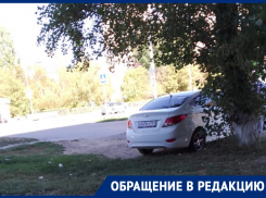 Конфликт между жильцами дома и таксистами назревает в Волгодонске из-за припаркованных на газоне машин