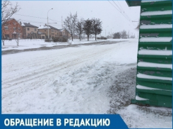 Чтобы утром уехать на работу, пришлось пробираться через сугроб, - волгодонцы о занесенных снегом остановках города