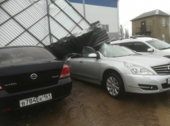 Сорванная ветром крыша раздавила дорогие автомобили на парковке завода в Волгодонске
