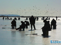 Лед на водоемах Волгодонска толстый, но не прочный