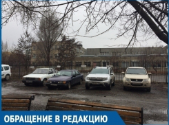 Огражденную цепями именную парковку разбили волгодонцы во дворе дома по улице Индустриальной
