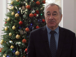 В преддверии Нового года председатель правления КПК «СБС» Анатолий Фисунов поздравил жителей Волгодонска