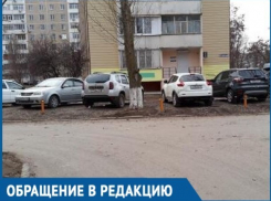 Автомобилисты Волгодонска ради парковочных мест засыпали газон щебенкой