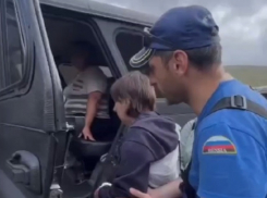 Есть пострадавшие: джип с туристами из Волгодонска перевернулся в горах около Теберды