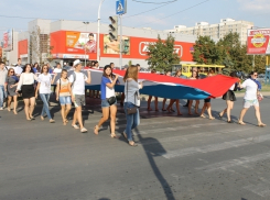 Жители Волгодонска стали свидетелями шествия по улицам города гигантского российского триколора (ФОТО)