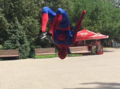 На улицах Волгодонска был замечен Человек-паук, прыгающий сальто