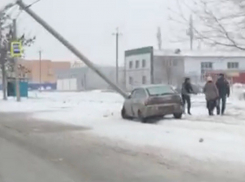 ВАЗ-2112 снес бетонный столб на проспекте Мира в Волгодонске 