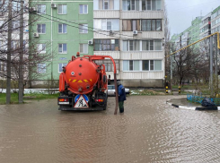 Волгодонские коммунальщики откачивают воду с дорог и чистят дождеприемники 