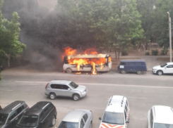 Пылающий в центре Волгодонска автобус очевидцы сняли на камеру