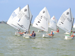 Призы от мебельной фабрики «Дриада» получили спортсмены в гонках за кубок Волгодонска по парусному спорту