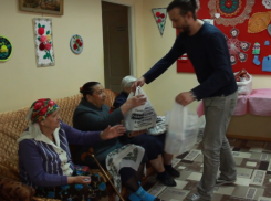 Ветеранам из дома престарелых Волгодонска подарили сладости и мешок колбасных изделий 