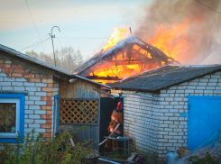 Крупный пожар на десятках квадратных метров в частном домовладении произошел в Жуковской