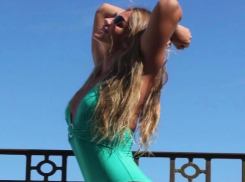 Шикарную фигуру в изумрудном купальнике продемонстрировала Юлия Ефимова