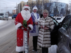 Волгодонские водители повстречали на дорогах города Деда Мороза и Снегурочку