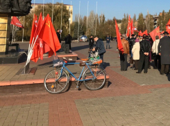 «Гражданин СССР» Алексей Серков вновь был задержан полицейскими за выходку на митинге коммунистов в Волгодонске 