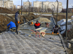 Осталось 300 квадратов: в Молодежном парке возобновились работы по благоустройству 