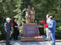 Болью и кровью написанная история: 5 лет назад в Волгодонске был установлен памятник «дети войны»