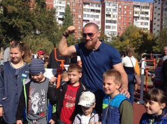 Спортивную площадку с антивандальными тренажерами подарил микрорайону В-7 Дмитрий Кудряшов