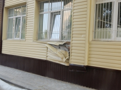 В Волгодонске рабочие, спиливая деревья, «раскурочили» отремонтированную детскую инфекционную больницу