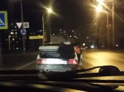 Катание рискованного волгодонца в багажнике ВАЗа по городу попало на видео 