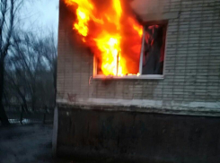 Женщина пострадала при пожаре в пятиэтажном жилом доме в Волгодонске 