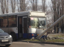 Водитель автобуса №22 снес троллейбусную опору в Волгодонске