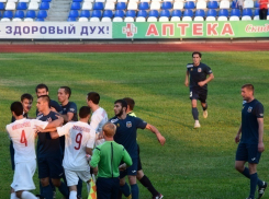Появилось видео массовой драки во время футбольного матча «Волгодонск» - «Родина»