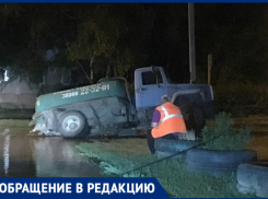 Машина Водоканала провалилась в открытый люк на затопленной Пионерской