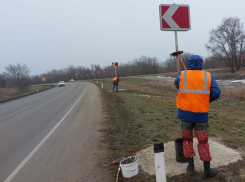 Дорожные знаки на ростовской трассе помыли от грязи под Волгодонском