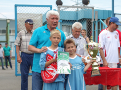Маленькие волгодонцы получили кубок чемпионов из рук известного футболиста Евгения Ловчева