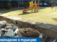 В Волгодонске рядом с детской площадкой устроили мусорную свалку 