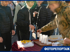 Военные накормили волгодонцев вафлями и напоили чаем