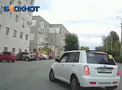 Только получила права и едва не угробила машину: автоледи с восклицательным знаком жестко подрезала водителя в Волгодонске