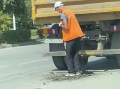«Строительный бой трамбуют ногами»: волгодончанка запечатлела, как заделывают ямы на дороге