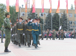 В Волгодонске прошел торжественный парад, посвященный 70-летию Победы