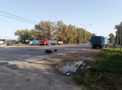 Водитель на грузовике сбил молодого мотоциклиста на Цимлянском шоссе