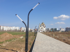 Модные фонари из Москвы установили в Молодежном парке