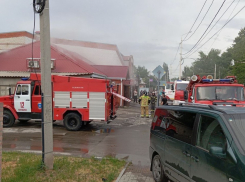 На Первомайском загорелся магазин