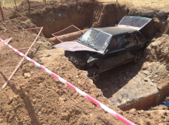 В Волгодонске вазовская «девятка» снесла ограждения и провалилась «под землю» 