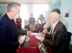 С вековым юбилеем ветерана из Волгодонска поздравили первые лица города