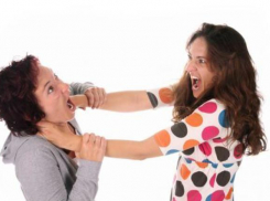 В порыве ревности подруги проникли в дом соперницы и избили ее