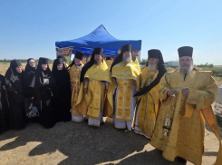 Десятки человек приняли участие в Божественной литургии на месте Бекреневского монастыря