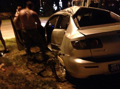 В Волгодонске на проспекте Строителей «Mazda 3» влетела в столб