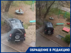 «Может увидит, может поймет»: теперь во дворе дома Ленинградская,1 паркуются на детской площадке