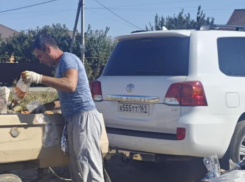 Волгодонец на «Лэнд Крузере» привез свой мусор на прицепе и выбросил рядом с контейнерами