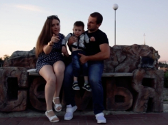 Счастливые родители Юрий и Виктория хотят сыграть свадьбу  и для этого им нужна победа в проекте «Свадьба в подарок» 