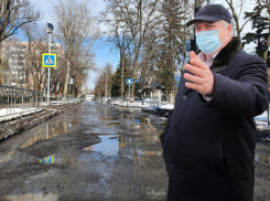 В Волгодонске и так сойдет: проехав по центральным улицам Каменска-Шахтинска, Голубев выделил средства на их ремонт