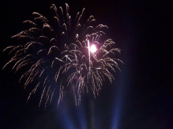 Небо Волгодонска озарил салют в честь Дня Победы  